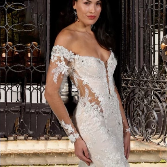 BRAND NEW. NEVER WORN (tags) hand beaded couture wedding gown w train & veil. - Picture 5 of 6